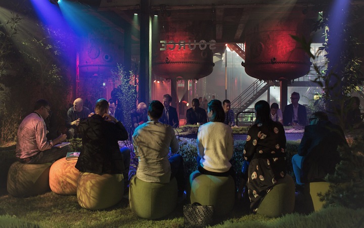 Entrepreneurs in discussion sat on beanbags at Innovation Realised event in Amsterdam with members of EY Accelrating Entrpreneurs programme in attendance